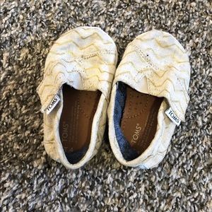 Toddler toms shoes